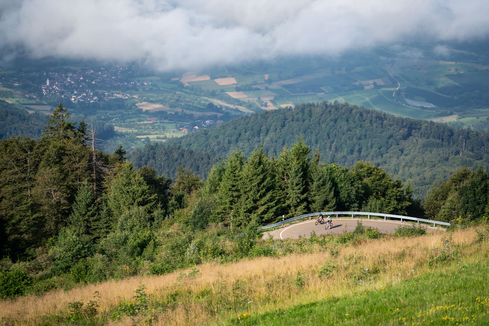 Ciclista su una strada della Foresta Nera